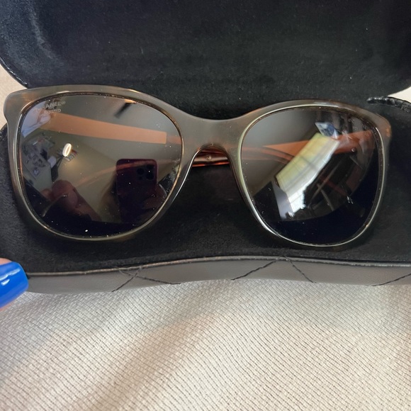 CHANEL Wayfarer Interlocking CC Logo Sunglasses - Picture 2 of 14